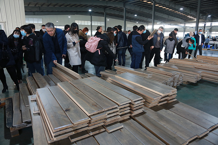 九游会J9地板生产车间